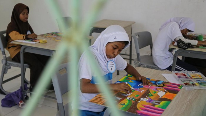 Sejumlah siswa berkebutuhan khusus bersiap mengikuti lomba pantomim dalam Festival dan Lomba Seni Siswa Nasional (FLS2N) di Sekolah Luar Biasa (SLB) Dria Adi, Semarang, Jawa Tengah, Kamis (30/5/2024). Kegiatan FLS2N yang diikuti 38 peserta siswa SLB tingkat SD, SMP, dan SMA dari berbagai daerah provinsi tersebut digelar oleh Dinas Pendidikan Provinsi Jawa Tengah bertujuan untuk memberikan wadah bagi para siswa disabilitas dalam mengekspresikan seni, mengembangkan kreativitas serta memotivasi untuk menunjukkan minat dan bakat. ANTARA FOTO/Makna Zaezar/YU