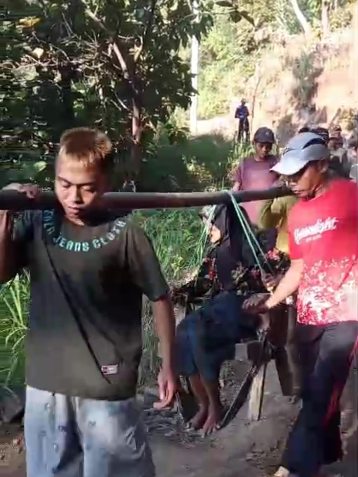 Viral nenek digotong pakai bambu di Ponorogo