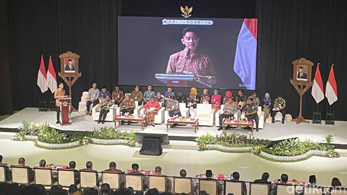 Wali Kota Solo Gibran Rakabuming Raka saat memberikan sambutan di Rembuk Pembangunan di Taman Balekambang Solo, Kamis (29/5/2024)