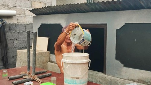 Warga di Banjar Dinas Batumadeg, Desa Besakih, Kecamatan Rendang, Kabupaten Karangasem, Bali, menimba air dari tempat penampungan, Kamis (30/5/2024). (Foto: Istimewa)