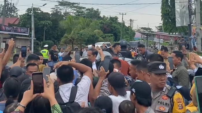 Warga Lubuklinggau antusias sambut kedatangan Presiden Jokowi
