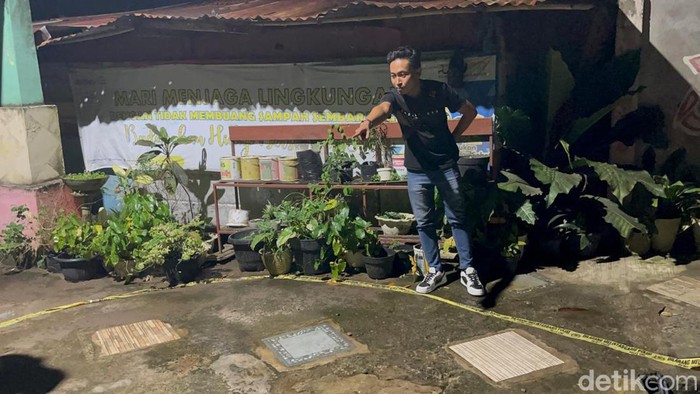 Warga menunjukkan lokasi korban tergeletak tewas di Jambi.