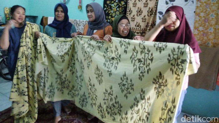 Wiwi bersama ibu-ibu lain di Kampung Batik Kasepuhan