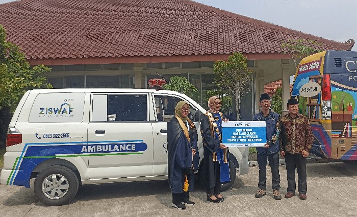 Penyerahan mobil ambulance oleh Ziswaf CTARSA ke kantor perwakilannya di Jatim