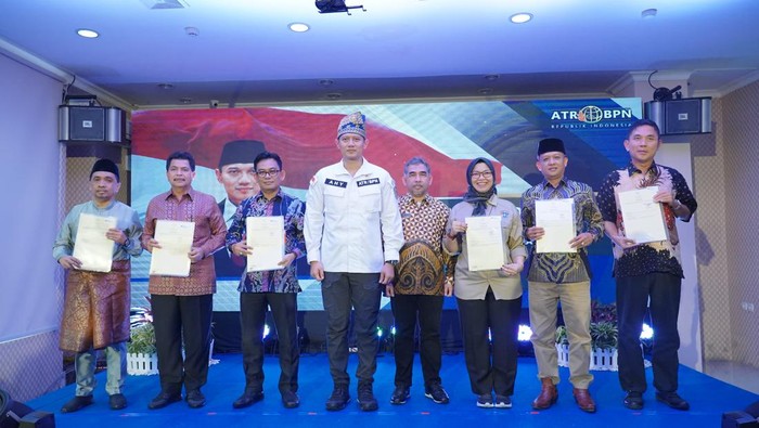 AHY Serahkan Sertifikat Tanah