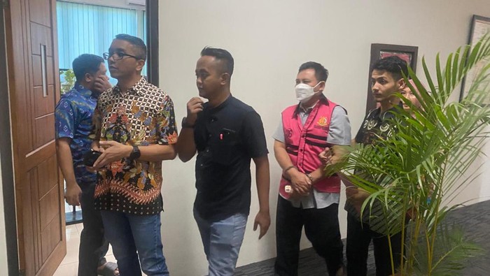 Akhmad Khasani (rompi pink) saat dikeler petugas Kejari Kab Pasuruan