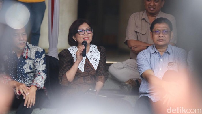 Rektor UGM Ova Emilia saat berdialog dengan para mahasiswa yang berkemah di kampus menolak uang pangkal, Jumat (31/5/2024).
