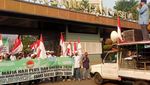 Aksi Massa di Depan Gedung DPR Teriakan soal Haji
