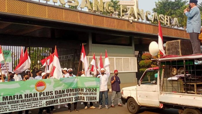 Aksi Massa di DPR Teriakan soal Haji Massa yang menamakan DPP Gerakan Dakwah Nurani Nusantara (GDNNusa) kembali berorasi dan melakukan aksi di Gedung DPR/MPR RI. Mereka meneriakan soal dugaan pelanggaran haji.