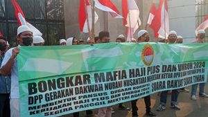 Aksi Massa di Depan Gedung DPR Teriakan soal Haji