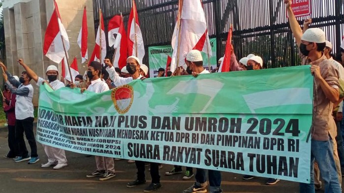 Aksi Massa di DPR Teriakan soal Haji Massa yang menamakan DPP Gerakan Dakwah Nurani Nusantara (GDNNusa) kembali berorasi dan melakukan aksi di Gedung DPR/MPR RI. Mereka meneriakan soal dugaan pelanggaran haji.