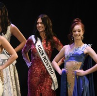 Inilah pesona Alejandra dalam balutan gaun merah di panggung Miss Argentina 2024. Alejandra digadang-gadang menjadi finalis Miss Universe tertua. Foto: AP/Gustavo Garello