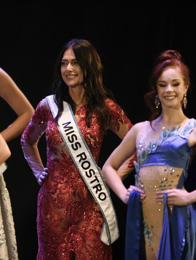 Inilah pesona Alejandra dalam balutan gaun merah di panggung Miss Argentina 2024. Alejandra digadang-gadang menjadi finalis Miss Universe tertua. Foto: AP/Gustavo Garello