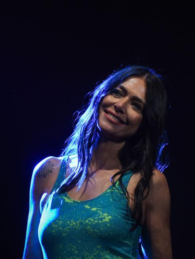 Selama sesi baju renang, Alejandra memilih mengenakan pakaian renang one-piece yang sederhana dengan selendang yang menutupi bahunya. Foto: Florencia Martin/picture alliance via Getty Images