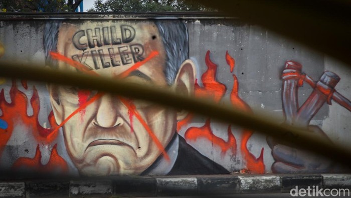Mural solidaritas ke rakyat Palestina terpampang di sudut jalan Jakarta. Mural tersebut merupakan ekspresi kecaman terhadap serangan Israel ke kamp pengungsi di Rafah, Palestina.