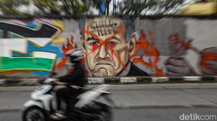 All Eyes on Rafah, Mural Solidaritas Palestina Mejeng di Jakarta Mural solidaritas ke rakyat Palestina terpampang di sudut jalan Jakarta. Mural tersebut merupakan ekspresi kecaman terhadap serangan Israel ke kamp pengungsi di Rafah, Palestina.