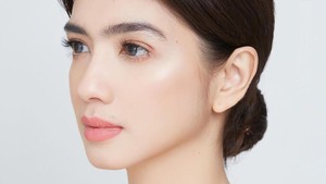 Pada 25 April 2024, Angel Karamoy mengunggah foto close up memperlihakan setiap sisi bagian wajahnya. Foto: dok. Instagram Angel Karamoy