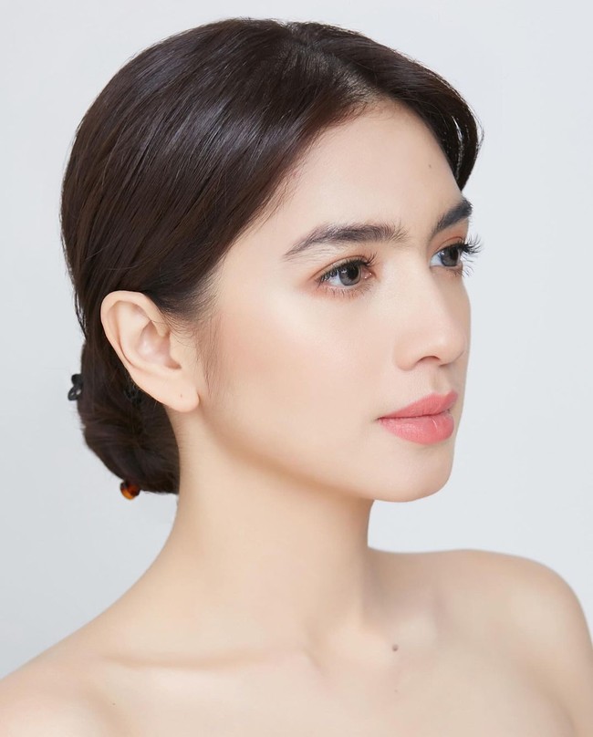 Aktris dan presenter 37 tahun ini mengungkapkan prosedur yang dia jalani adalah rhinoplasty atau operasi hidung dan face contouring. Foto: dok. Instagram Angel Karamoy