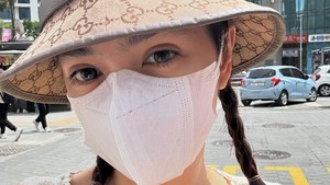 Angel Karamoy masih memakai masker sebelum wajahnya benar-benar pulih. Dia operasi di Banobagi Plastic Surgery Clinic, Seoul, Korea Selatan. Foto: dok. Instagram Angel Karamoy