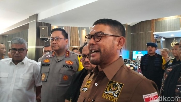 Anggota Komisi III DPR RI Nasir Djamil saat berada di Mapolda Aceh. (Agus Setyadi/detikcom)