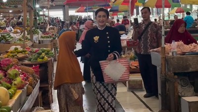 8 Gaya Artis Belanja ke Pasar Tradisional, Pakai Daster hingga Kebaya
