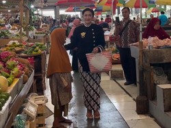 8 Gaya Artis Belanja ke Pasar Tradisional, Pakai Daster hingga Kebaya