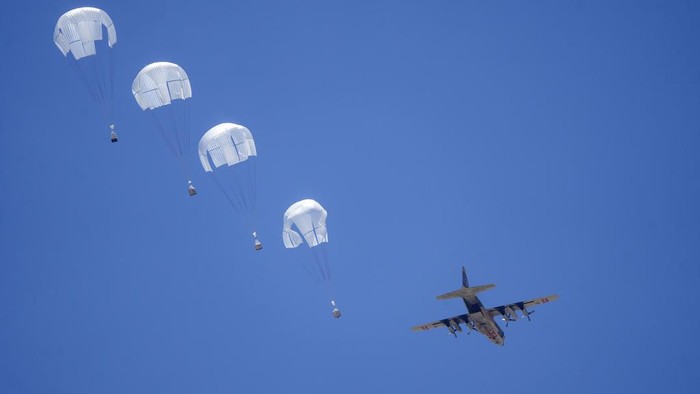 An aircraft airdrops humanitarian aid over Khan Younis, Gaza Strip, Thursday, May 30, 2024. (AP Photo/Abdel Kareem Hana)