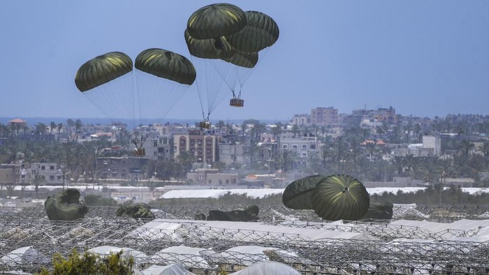 An aircraft airdrops humanitarian aid over Khan Younis, Gaza Strip, Thursday, May 30, 2024. (AP Photo/Abdel Kareem Hana)