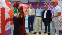 Berkolaborasi dengan Komunitas Ibu Profesional sejak tahun 2021, program The Human Safety Net Indonesia berfokus pada pembentukan ketahanan keluarga yang menjadi cikal bakal ketahanan suatu negara, dan para fasilitator ini merupakan garda terdepan yang akan mengedukasi langsung para ibu di berbagai wilayah untuk memberikan inspirasi dan pengajaran tentang pentingnya menjaga ketahanan keluarga dari berbagai sisi.