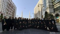 Kegembiraan terlihat di wajah jemaah haji perempuan saat foto bersama sebelum menuju Raudhah. 