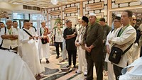 Jemaah haji laki-laki berkumpul di lobi hotel sebelum berangkat ke Raudhah. 