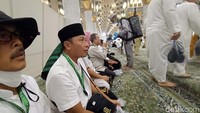 Sebelum ke Raudhah, jemaah haji menunaikan salat asar berjamaah di Masjid Nabawi.  