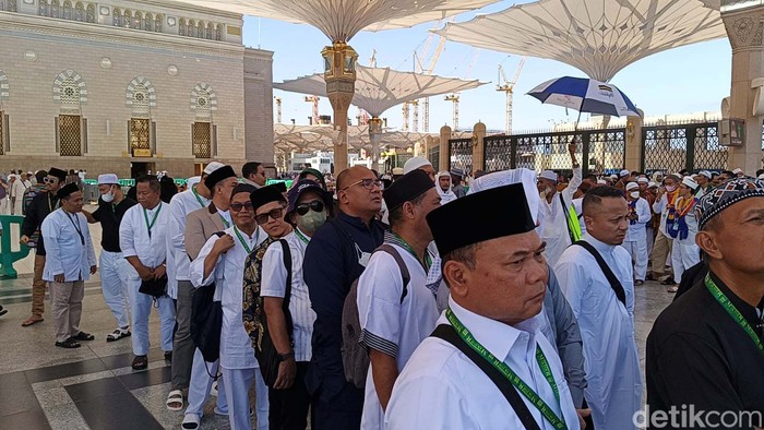 Jemaah haji Indonesia berkunjung ke Raudhah.