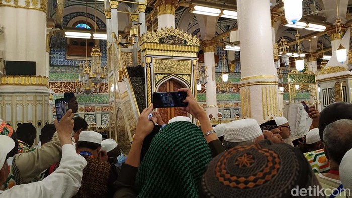 Jemaah haji Indonesia berkunjung ke Raudhah.