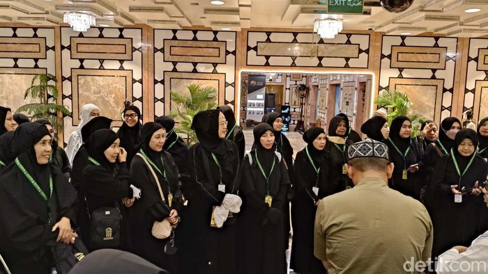 Jemaah haji Indonesia berkunjung ke Raudhah.