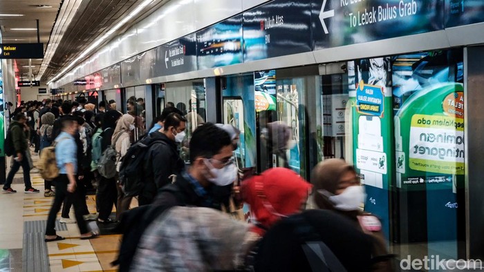 Layanan MRT Jakarta sempat terhenti karena besi proyek Kejagung yang masuk ke jalur pada Kamis (30/5). Usai besi dievakuasi, layanan MRT kembali normal hari ini.