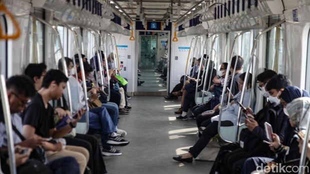 MRT Jakarta kembali beroperasi pada hari Jumat (31/5/2024) atau sehari setelah besi proyek gedung Kejagung masuk ke jalur pada pukul 16.40 WIB. Besi sudah dievakuasi pada kemarin malam.