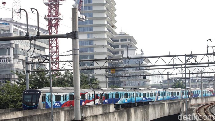MRT Jakarta kembali beroperasi pada hari Jumat (31/5/2024) atau sehari setelah besi proyek gedung Kejagung masuk ke jalur pada pukul 16.40 WIB. Besi sudah dievakuasi pada kemarin malam.