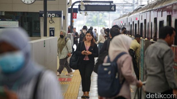 MRT Jakarta kembali beroperasi pada hari Jumat (31/5/2024) atau sehari setelah besi proyek gedung Kejagung masuk ke jalur pada pukul 16.40 WIB. Besi sudah dievakuasi pada kemarin malam.