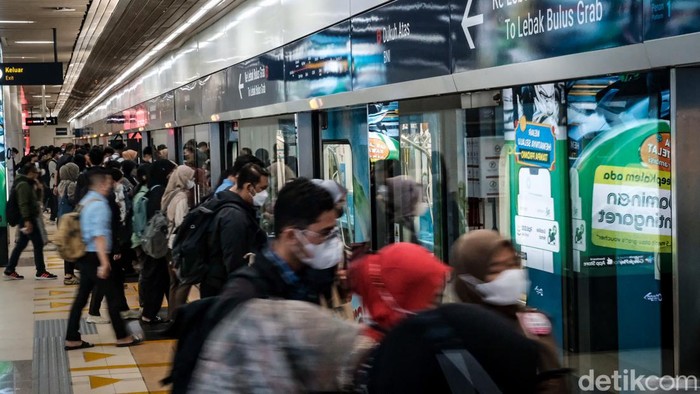 MRT Jakarta kembali beroperasi pada hari Jumat (31/5/2024) atau sehari setelah besi proyek gedung Kejagung masuk ke jalur pada pukul 16.40 WIB. Besi sudah dievakuasi pada kemarin malam.