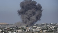 Pihak Palestina menyebut 50 orang tewas dan 249 orang luka-luka akibat serangan Israel saat itu. Namun demikian, ternyata itu bukan serangan sekali. Ada serangan yang kedua kali. Selasa (28/5) waktu setempat, Israel menyerang Rafah lagi. Otoritas Gaza melaporkan sedikitnya 21 orang tewas akibat agresi Zionis itu. AP/Abdel Kareem Hana