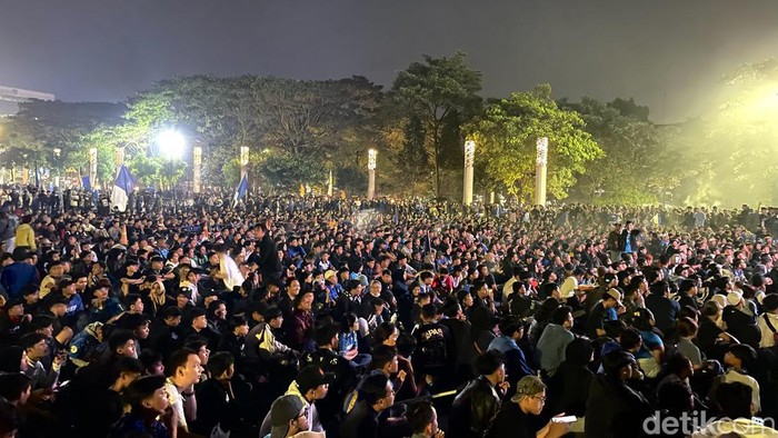 Bobotoh nobar laga Madura United vs Persib Bandung di depan Gedung Sate, Kota Bandung, Jumat (31/5/2024).