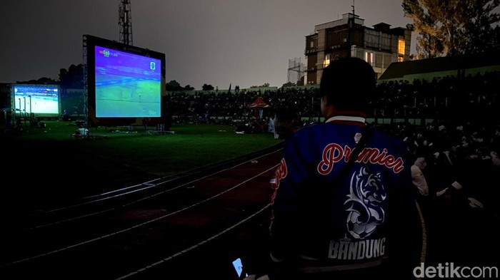 Bobotoh nobar laga Madura United vs Persib Bandung di Stadion Siliwangi, Kota Bandung, Jumat (31/5/2024).