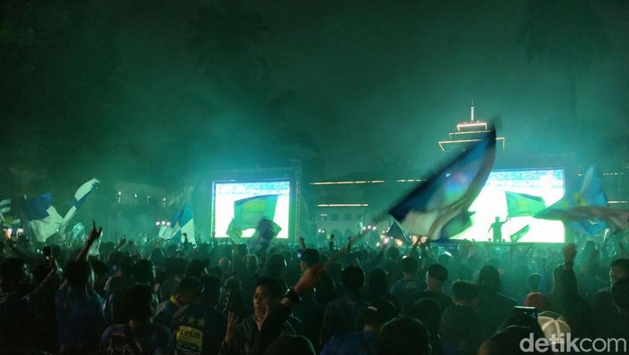 Bobotoh rayakan Persib juara. Bobotoh rayakan Persib juara.