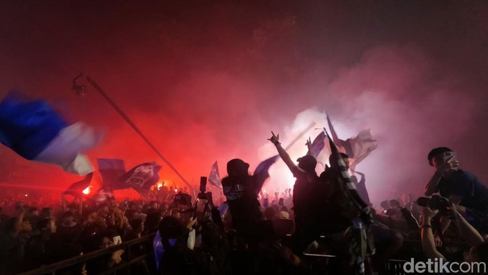 Bobotoh rayakan Persib juara.