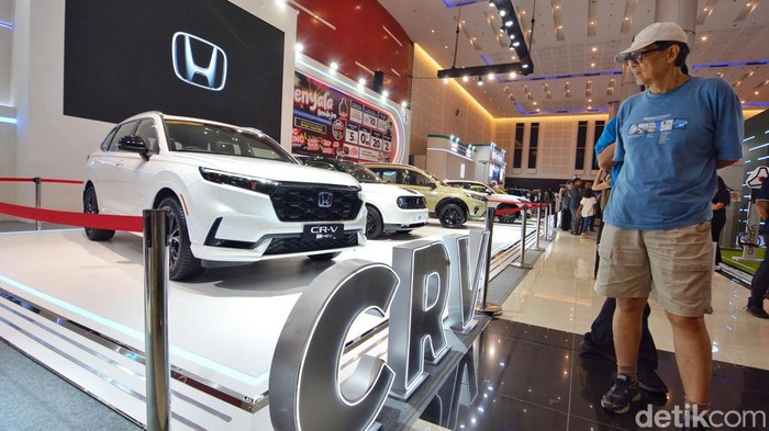 Booth Honda Surabaya Center di IIMS Surabaya 2024 diserbu pengunjung pameran.