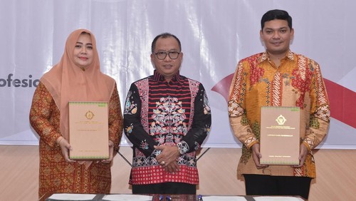 Bupati Bima, Indah Dhamayanti Putri, didampingi Ketua DPRD Kabupaten Bima, M Putera Ferryandi, menerima LHP atas LKPD 2023 yang diserahkan Kepala BPK Perwakilan NTB, Ade Iwan Ruswana, Kamis (30/5/2024). (Foto: Dok. Pemkab Bima)