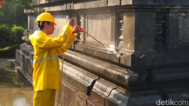 Candi Asu Magelang Proses 'memandikan' Candi Asu yang berada di Dusun Sengi, Kecamatan Dukun, Kabupaten Magelang, Jumat (31/5/2024).