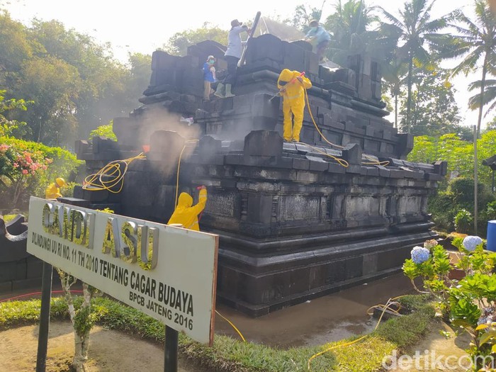 Candi Asu Magelang Proses memandikan Candi Asu yang berada di Dusun Sengi, Kecamatan Dukun, Kabupaten Magelang, Jumat (31/5/2024).