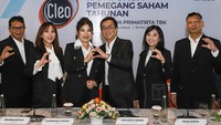 Komisaris Utama PT Sariguna Primatirta Tbk (CLEO) Hermanto Tanoko bersama Direktur Supply Chain Firdauf Achmad Dhewata, Direktur Penjualan & Distribusi Toto Sucartono, Komisaris Independen Ida Bagus Oka Nila, Komisaris Belinda Natalia, istri Sanderawati Joesoef, Direktur Utama Melisa Patricia, Direktur Keuangan Lukas Setio Wongso dan Direktur Operasional Nio Eko Susilo, berfoto bersama saat Rapat Umum Pemegang Saham, di Surabaya, Kamis (30/5/2024).
